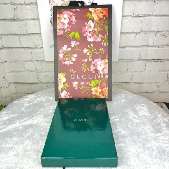 Gucci Chrome Notebook, stickers, Notecards and Envelope set with shoppin… - Picture 13 of 14